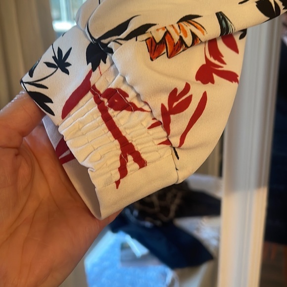 Alfani Criss-cross blouse‎ - great tummy coverage and flowy - Picture 5 of 8